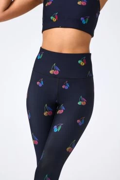 DuoKnit Leggings In Black Halftone Cherries -Chic Wear Shop Terez64e3befee4620164e3befee4794.4234565964e3befee4794